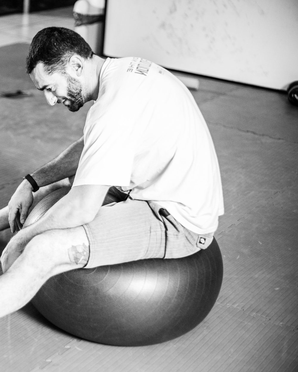 Emanuele si allena sul tappeto della palestra